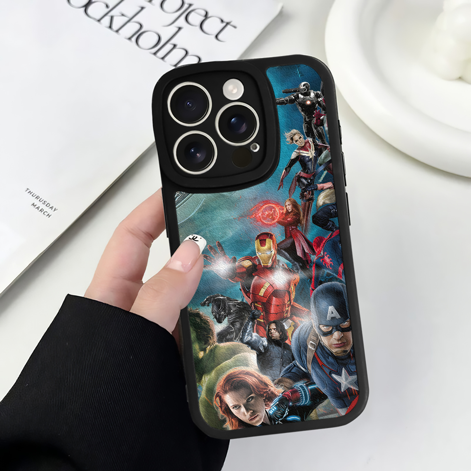 （画像用） アベンジャーズ The Avengers 【iPhone 16シリーズ対応】シリコンスマホケース（レザー調） 材質：シリコン
